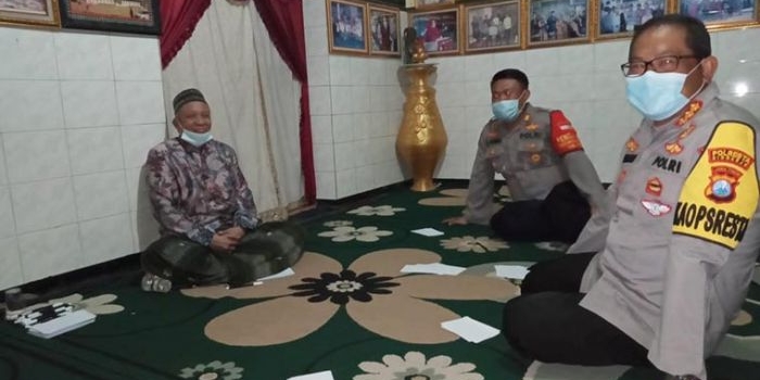 Kapolresta Sidoarjo Kombes Pol. Sumardji saat bersilaturahim ke KH. M. Sholeh (Gus Sholeh), Pengasuh Pondok Pesantren Darul Muttaqin.