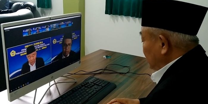 Prof. Dr. KH. Asep Saifuddin Chalim, M.A. saat jadi penguji dalam sidang terbuka promosi doktor Dr. KH. Mauhibur Rokhman di Universitas Merdeka Malang yang digelar secara virtual, Selasa (24/8/2021). foto: mma/ bangsaonline.com