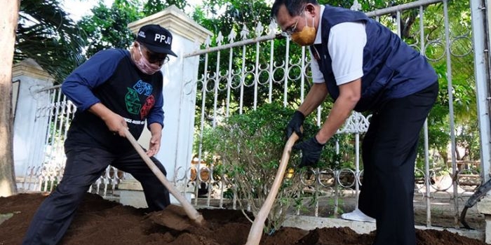 TURUN LANGSUNG: Hudiyono ikut menanam di Taman Paseban Alun-alun Sidoarjo, Minggu (22/11). foto: Dinas Kominfo Sidoarjo
