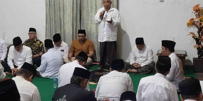 kiai-asep-rasakan-banyak-jin-saat-pimpin-shalat-malam-istighatsah-di-pendopo-peringgitan