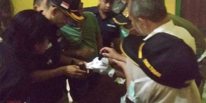 Petugas memeriksa hasil tes urine salah satu pengunjung yang terindikasi menggunakan obat-obatan terlarang.