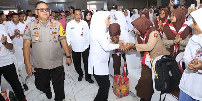 Gubernur Khofifah bersalaman dengan pelajar.