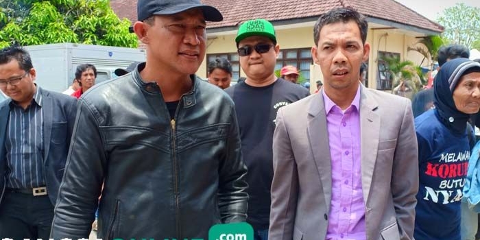 Aktivis anti korupsi Blitar Mohamad Triyanto saat tiba di Mapolres Blitar. foto: AKINA/ BANGSAONLINE