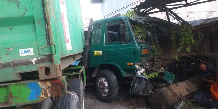 brio-diduga-masuk-jalur-lawan-tabrakan-beruntun-di-balongbendo-sidoarjo-tewaskan-2-pemotor