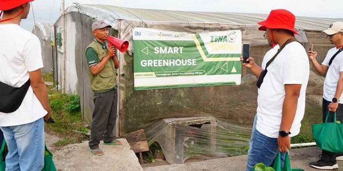 Petani binaan Petrokimia Gresik menjelaskan cara tanam dengan model smart green house dalam program Tameng. (Ist)