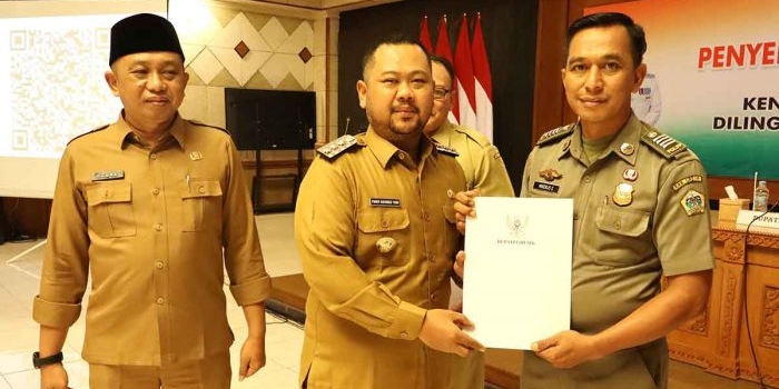 bupati-gresik-serahkan-sk-kenaikan-pangkat-untuk-414-pns
