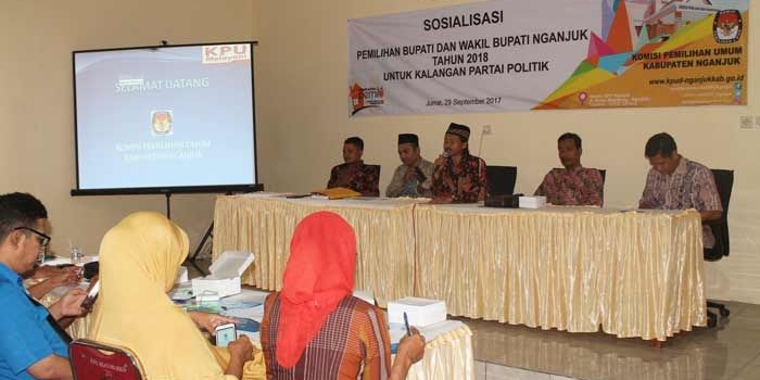 Ketua KPU Nganjuk Agus Rahman memimpin sosialisasi tahapan pilkada untuk parpol. foto: BAMBANG D J/ BANGSAONLINE