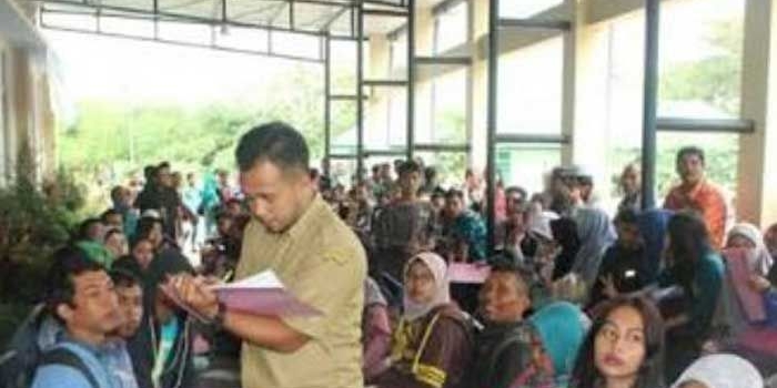 Antrean pengurusan akta kelahiran di kantor Dispendukcapil Kabupaten Blitar.