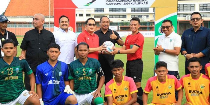 Pj Gubernur Jatim saat membuka kualifikasi Pra-PON cabang olahraga sepak bola.
