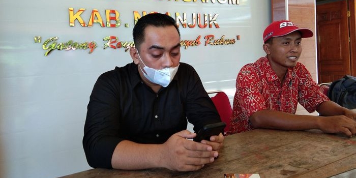Kepala Desa Kampung Baru Susilo, bersama Kasun Takat Suharno saat memberikan klarifikasi. foto: BAMBANG/ BANGSAONLINE