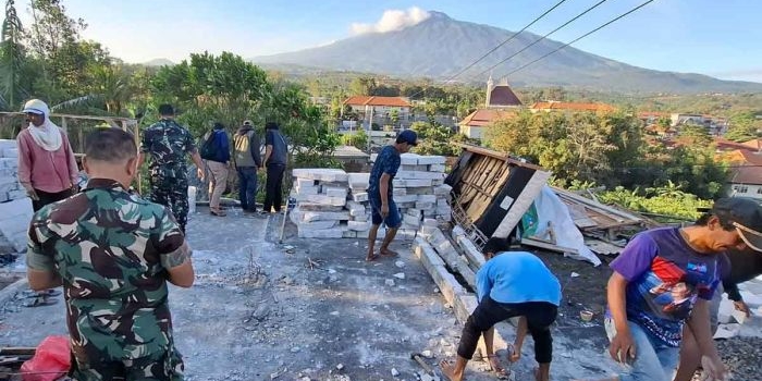 Atap rumah warga yang roboh akibat kencang di Kota Batu.