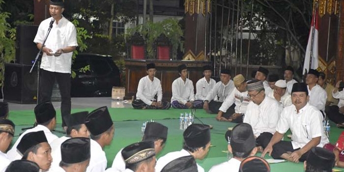 Wakil Bupati Pungkasiadi bersama 300 orang anggota Ikatan Seni Hadrah Indonesia (Ishari) NU Kabupaten Mojokerto di Pendopo Graha Maja Tama, digelar Kamis (28/2).