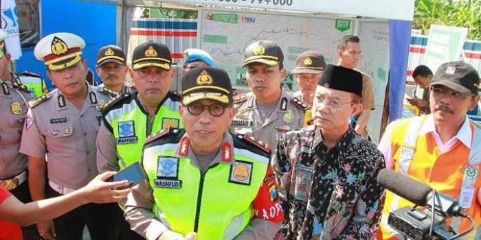 Kapolda Jatim Irjen Pol Drs Machfud Arifin saat memberikan keterangan kepada awak media. foto: ZAINAL ABIDIN/ BANGSAONLINE