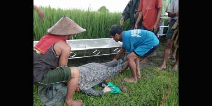 Korban saat dievakuasi oleh warga.