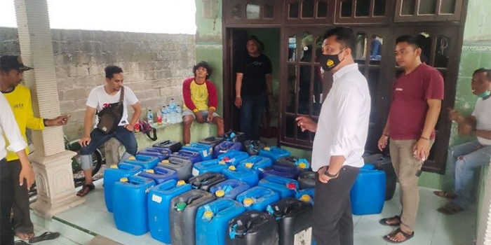 Barang bukti miras saat penggerebekan rumah pijat di Desa Sidomulyo, Kecamatan Wates, Kediri.