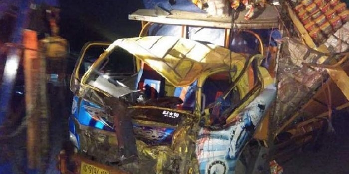 Kondisi truk yang ringsek parah.
