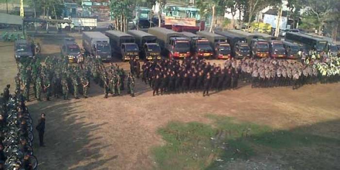 Petugas gabungan saat apel pengamanan lokasi pengesahan anggota PSHT di Gor Lembu Peteng. foto: feri/BANGSAONLINE