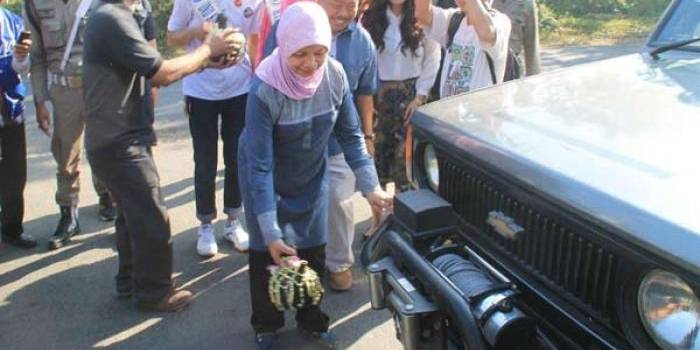 Bupati Kediri Haryanti Sutrisno saat membuka jalur kawasan wisata adventure di Kawasan Gunung Kelud. (arif kurniawan/BANGSAONLINE)