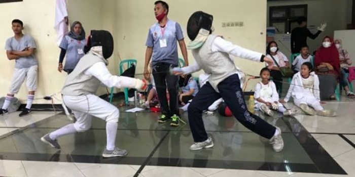 Para Atlet Anggar Jember saat berlatih. foto: bangsaonline.com