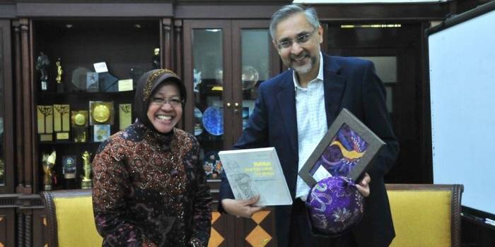 Dubes Inggris menerima cindera mata dari Walikota Surabaya. foto: harian bangsa