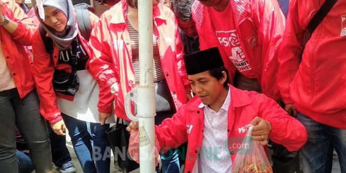 Sekjen PSI Raja Juli Antony bersama rombongan saat mengunjungi Pasar Kolpajung, Pamekasan. foto: ERRI SUGIANTO/ BANGSAONLINE