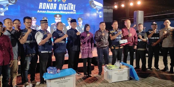 Kabaharkam Mabes Polri bersama Wali Kota Kediri dan tamu undangan yang lain. 