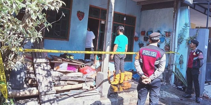 Olah TKP kebakaran yang melanda rumah warga di Desa Pendem, Kecamatan Junrejo, Kota Batu.