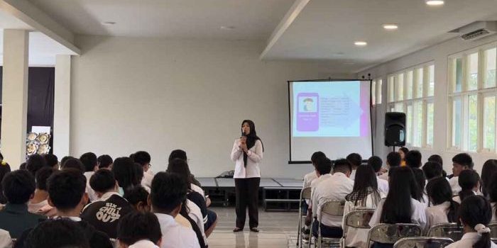 Kanit PPA Satreskrim Polresta Sidoarjo saat mengedukasi pelajar.