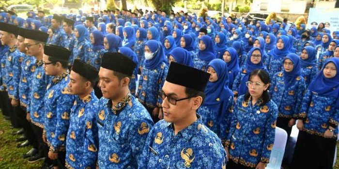 Pegawai Negeri Sipil (PNS) menerima gaji ke-13.