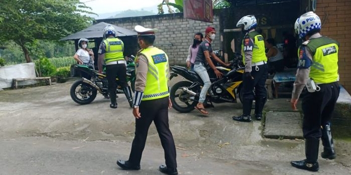Petugas menghentikan sejumlah pengendara motor yang kedapatan menggunakan knalpot brong saat razia di Kecamatan Kepung.