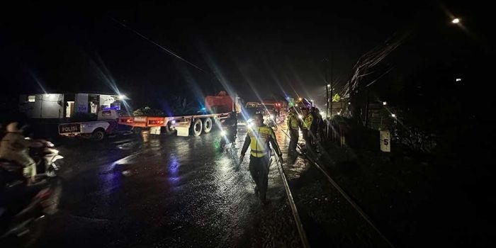 kecelakaan-maut-di-perlintasan-ka-latek-bangil-pengendara-motor-tewas-terlindas-truk
