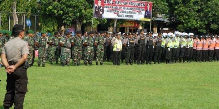 Apel Gelar Pasukan di halaman Mapolres Jombang.  foto: rony suhartomo/ BANGSAONLINE