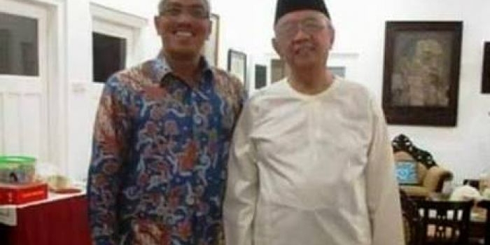 Foto Gus Sholah dan Abdul Hadi Wijaya di sela-sela acara Temu Keluarga dan Halal Bi Halalal keluarga besar KHM Hasyim Asy