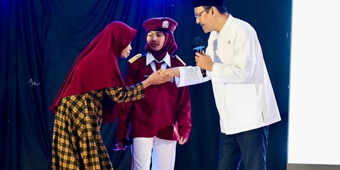 sapa-siswa-siswi-dari-3-sekolah-rakyat-gus-ipul-terharu-disambut-puisi-dan-hadrah