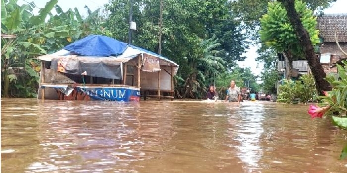 Banjir di Desa Kademangan, Kecamatan Mojoagung, Jombang akibat hujan deras yang melanda wilayah tersebut, Kamis (11/3).