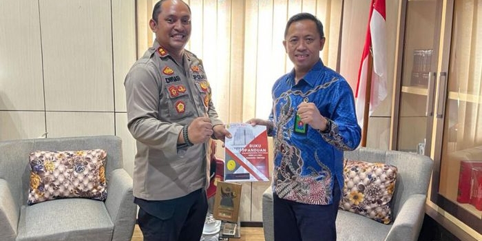 Kapolres Ngawi AKBP Dwiasi Wiyatputera saat menerima cenderamata dari Ketua PN Ngawi Ikbal Muhammad.