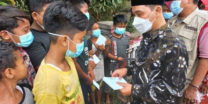 Gus Barra memberikan amplop berisi uang kepada setiap anak-anak desa yang ditemui.