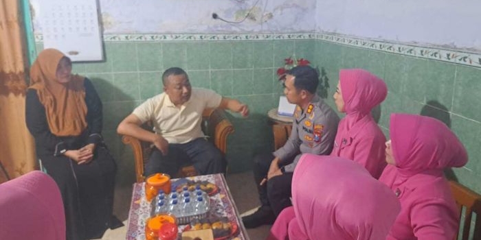 Kapolres Pasuruan, AKBP Harto Agung Cahyono, didampingi para anggota Bhayangkari ketika berkunjung ke salah satu personel yang sakit.