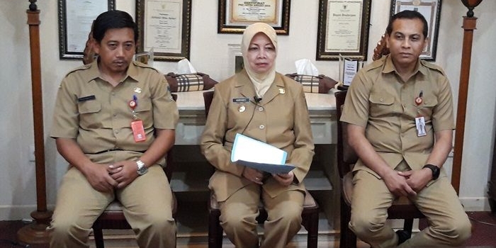 Bupati Kediri dr. Hj. Haryanti Sutrisno didampingi Plt. Kepala Dinas Kesehatan Kabupaten Kediri dr. Bambang Triono Putro (kiri) dan Direktur RSUD SLG dr Eko Hariyadi, saat memberi keterangan kepada wartawan, Senin (16/3).