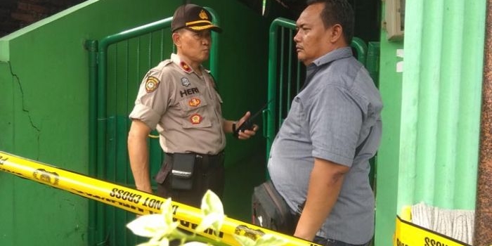 Petugas sudah memasang police line di rumah korban.