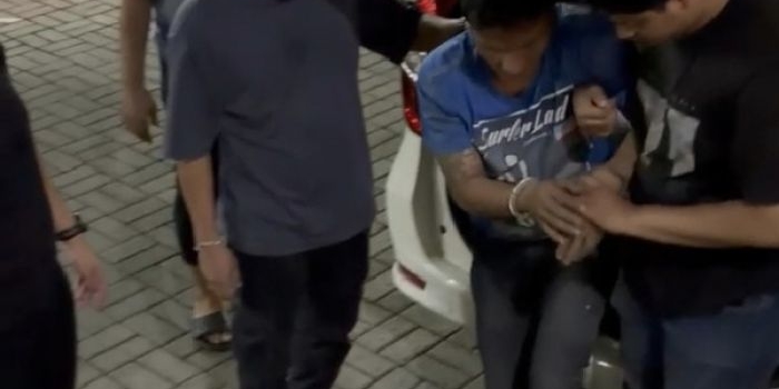 Pelaku saat digelandang anggota Tim Macan Giri ke Mapolres Gresik