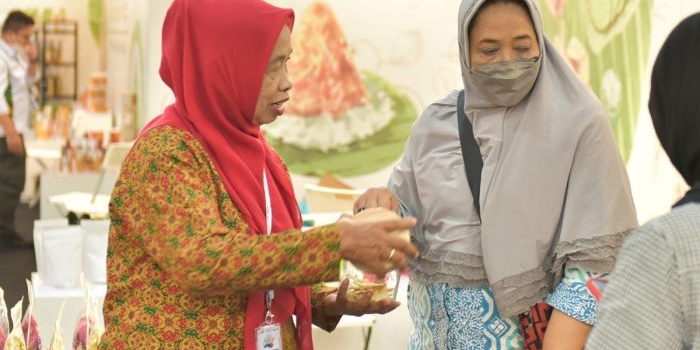 Mulitina Tumini (kiri), pemilik UMKM makanan ringan Keripik Macho Eliza, mengikuti Bazar UMKM Untuk Indonesia 2023 yang diselenggarakan oleh Kementerian BUMN di Gedung Sarinah, Jakarta. Foto: Ist.