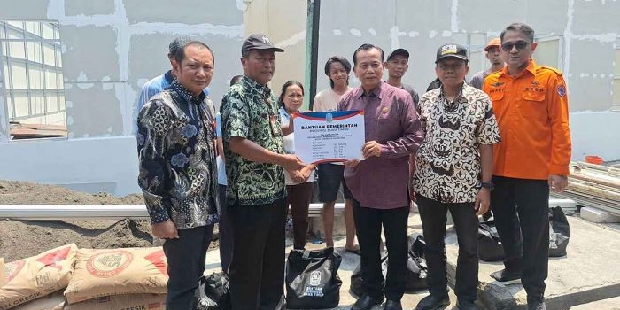 Penyerahan bantuan dari BPBD dan DPRD Jatim untuk korban kebakaran di Jemursari, Surabaya.