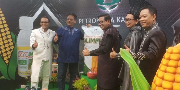 Direktur Utama Petrokimia Gresik, Dwi Satriyo Annurogo didampingi jajaran direksi saat meninjau stan peserta KIPG ke-37. Foto: SYUHUD/ BANGSAONLINE