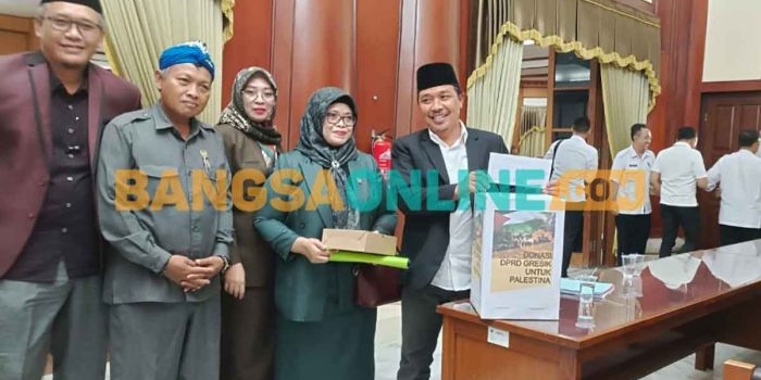 Ketua DPRD Gresik, Much Abdul Qodir, bersama para anggota saat menggalang donasi untuk Palestina. Foto: SYUHUD/BANGSAONLINE