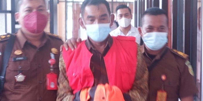 Jaksa saat menggiring Kades Dooro, Kecamatan Cerme ke Lapas Banjarsari. foto: ist.
