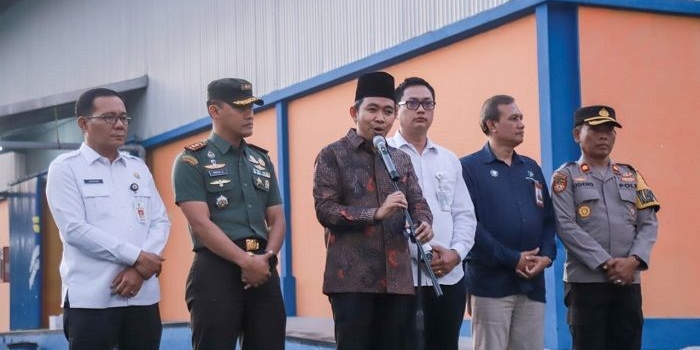 bupati-jember-salurkan-bantuan-beras-di-gudang-bulog-mangli-untuk-213-ribu-keluarga