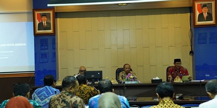 Kepala Perwakilan Bank Indonesia (BI) Kediri Djoko Raharto saat menjadi nara sumber dalam Rapat Koordinasi Perkembangan Inflasi di Ruang 13 Balaikota Madiun, Kamis (1/2). 