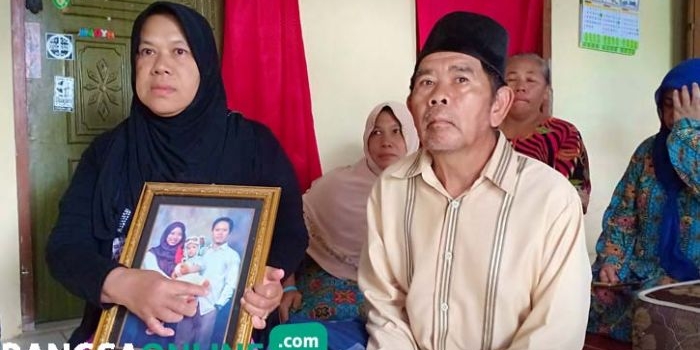 Orang tua korban menunjukkan foto semasa hidup. foto: AKINA/ BANGSAONLINE