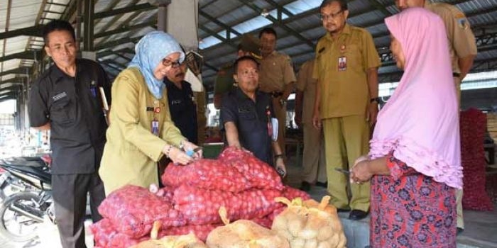 Petugas dari Satgas Pangan saat melakukan sidak di Pasar Pamenang Kecamatan Pare. foto: ARIF K/ BANGSAONLINE